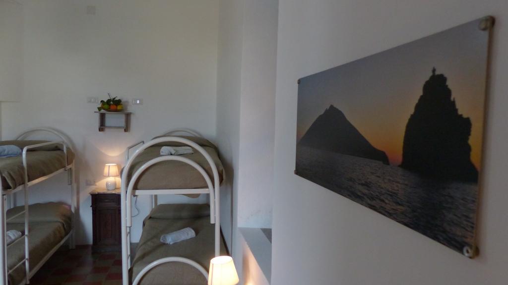Il Vulcano A Piedi Stromboli Luaran gambar