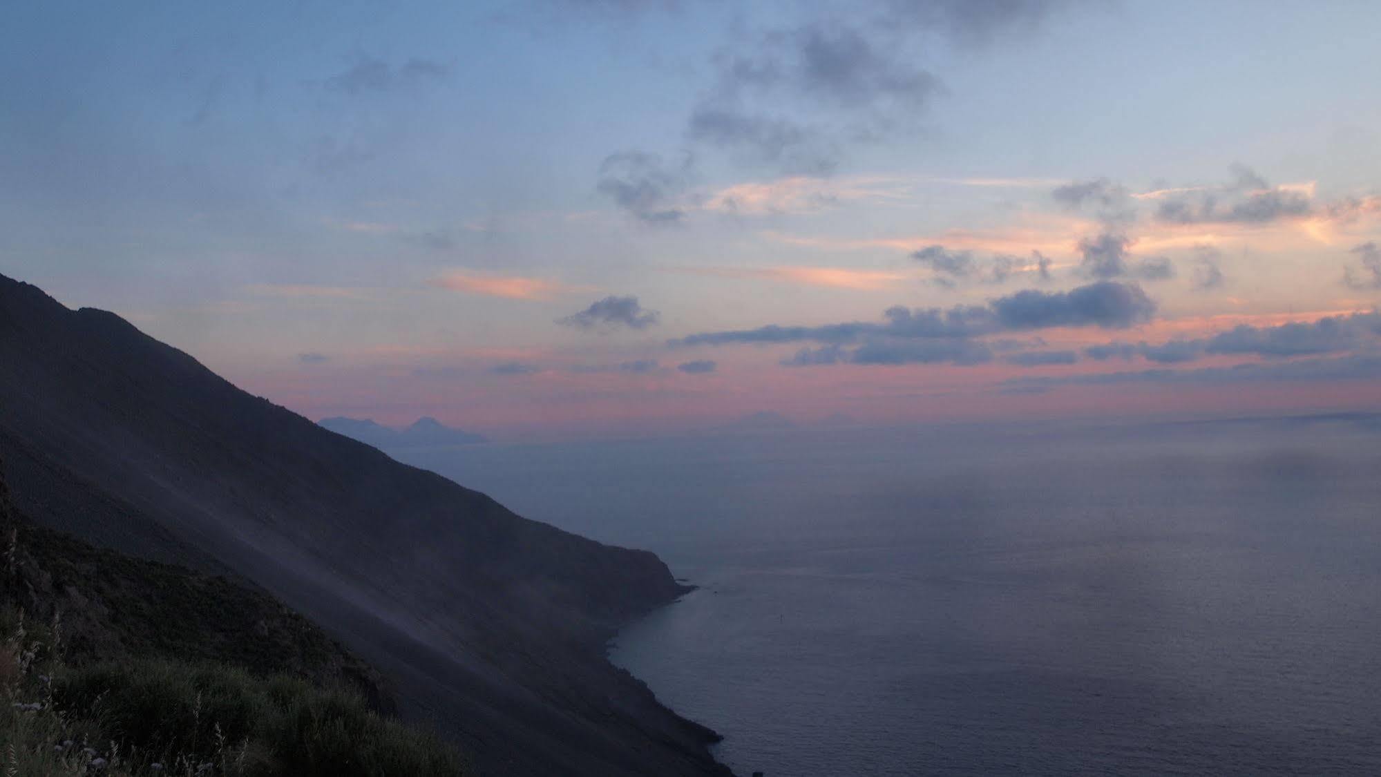 Il Vulcano A Piedi Stromboli Luaran gambar
