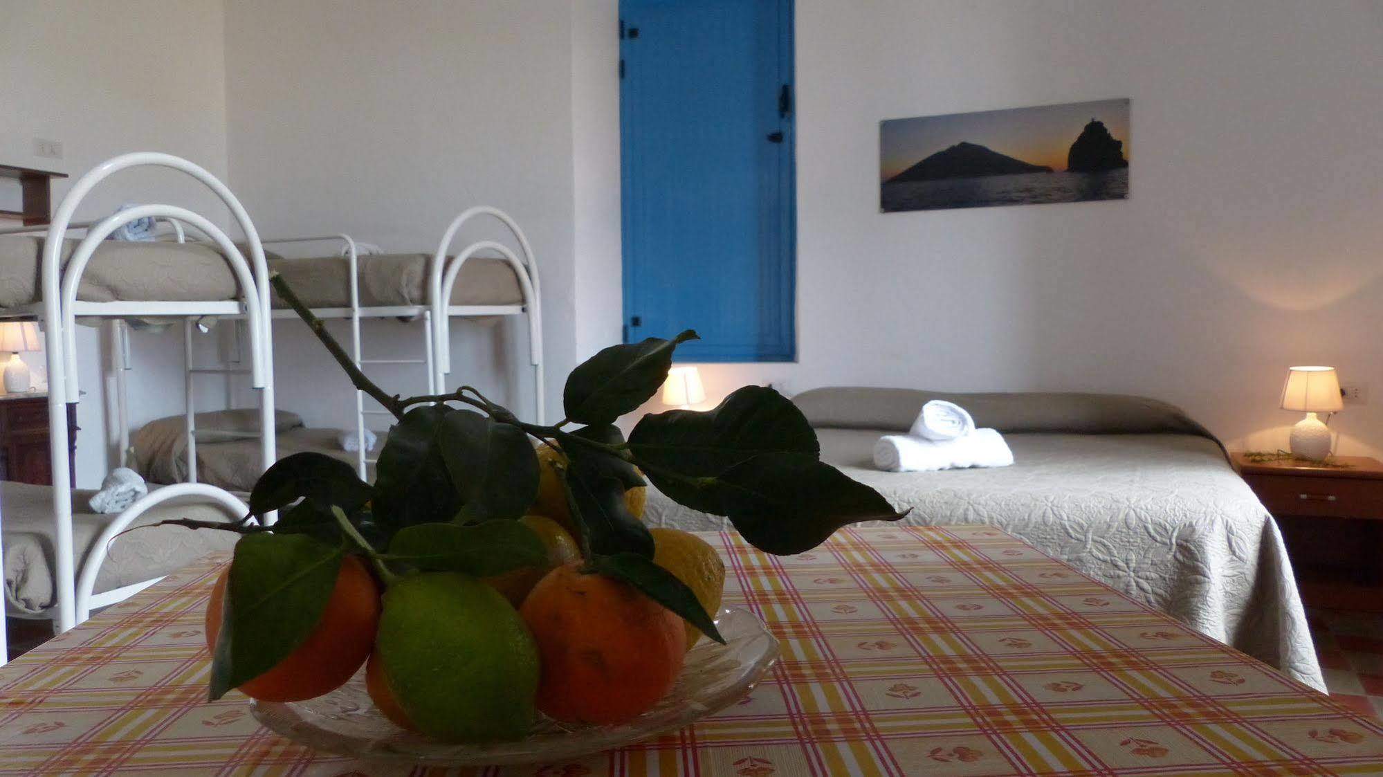 Il Vulcano A Piedi Stromboli Luaran gambar
